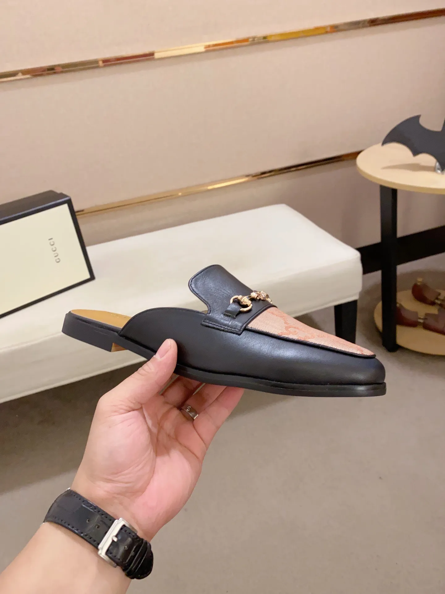 Men's shoes 💰: 380💰 (Gucci). The latest trendy shoes, casual Baotou mops, popular in physical stores, sizes 38-44. New and comfortable, imported custom-made original cowhide, with unique sequin element design. With sheepskin lining, original bottom, high-end packaging and high quality💪Details determine the quality, you can enter and leave the counter at will, welcome to compare!